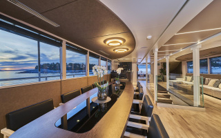 RARA AVIS 8
