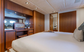 CHAMPAGNE SEAS 33