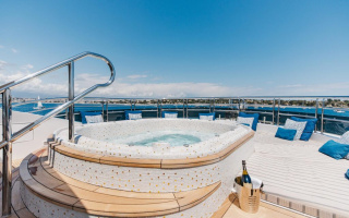CHAMPAGNE SEAS 9