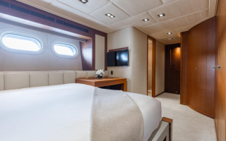 CHAMPAGNE SEAS 37