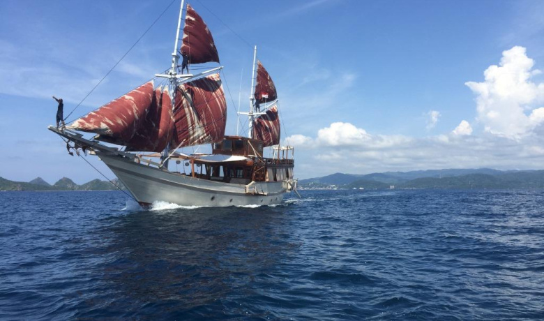 NYAMAN BOAT